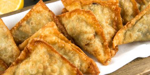 a plate of freshly fried samosa